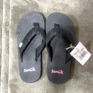 Never worn pair of Sanuk flip flops.